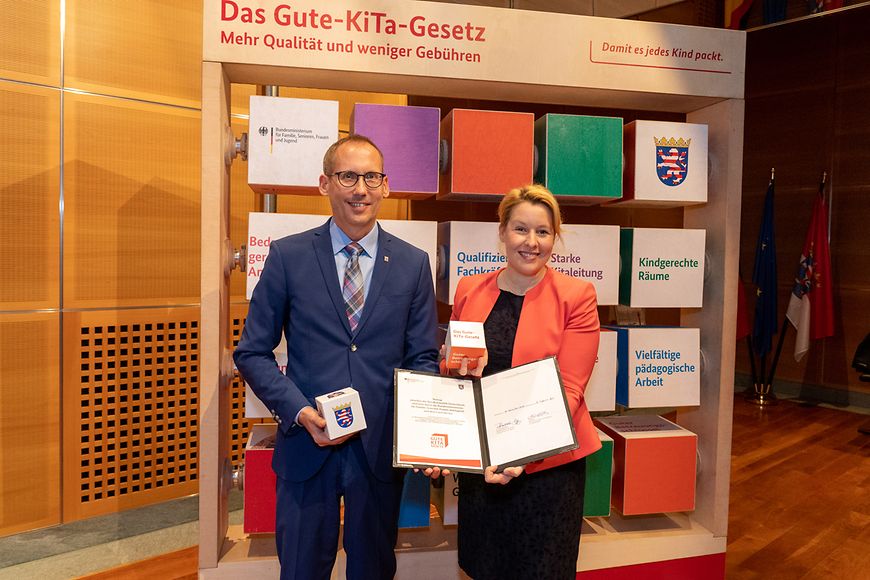 Dr. Franziska Giffey und der Hessische Minister für Soziales und Integration, Kai Klose vor einer Gute-Kita-Gesetz-Würfelwand