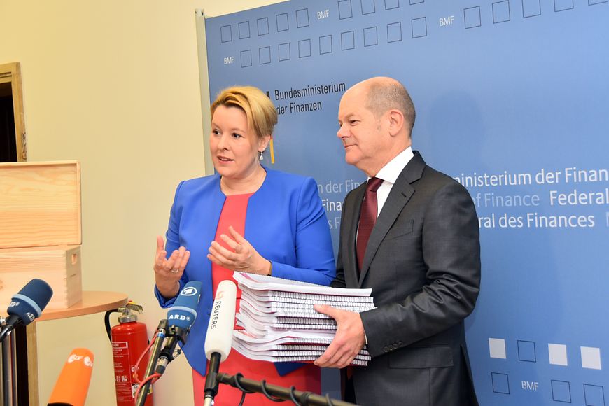 Dr. Franziska Giffey übergibt vor Medienvertretern im Bundesfamilienministerium die "Gute-KiTa-Verträge" an Olaf Scholz