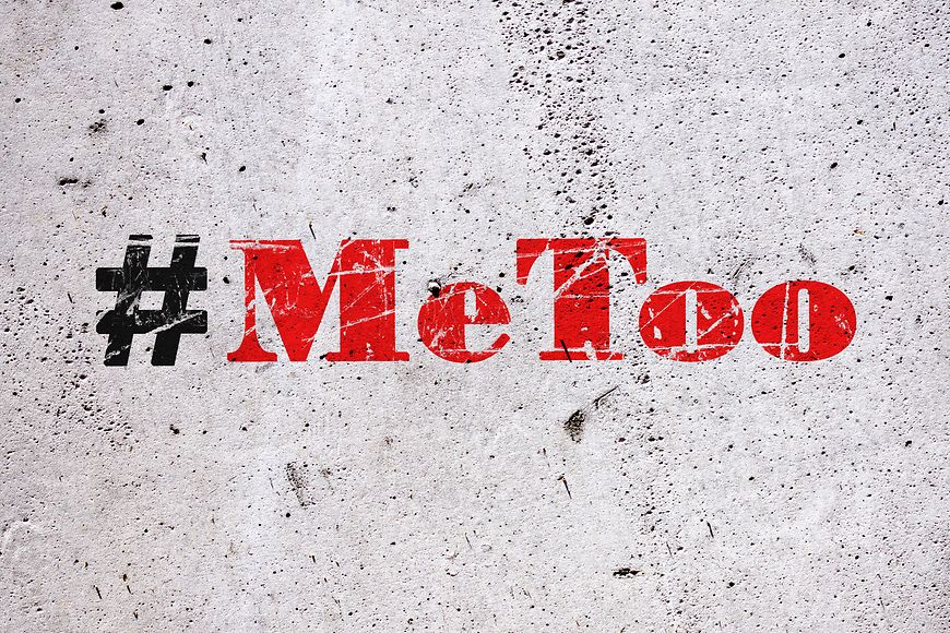 Die Aufschrift #MeToo in rot auf einer Betonwand