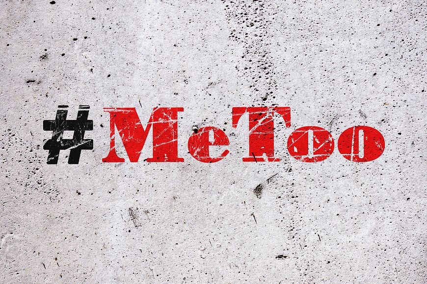 Die Aufschrift #MeToo in rot auf einer Betonwand