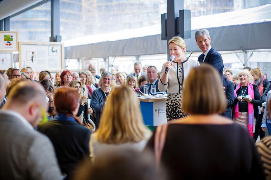 Dr. Franziska Giffey und Helmut Holter vor Publikum zum Start der Umsetzung des Gute-KiTa-Gesetzes