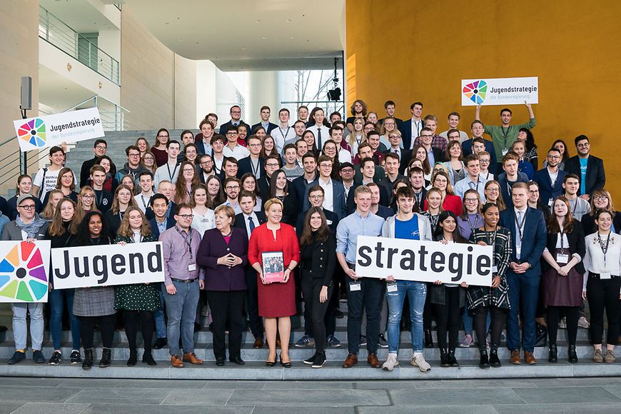 Dr. Franziska Giffey und Dr. Angela Merkel mit der Broschüre der Jugendstrategie 