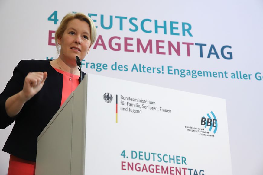 Dr. Franziska Giffey am Redepult mit der Aufschrift 4. Deutscher EngagementTag und BBE
