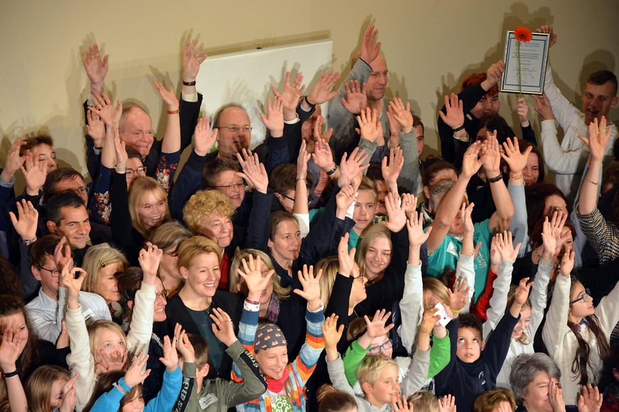 Dr. Franziska Giffey mit einer Gruppe von Kindern und Erwachsenen beim Förderpreis "Verein(t) für gute Kita und Schule"