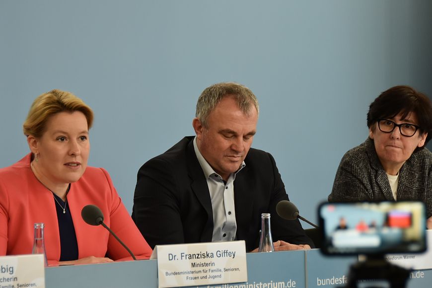 Dr. Franziska Giffey stellt mit Thomas Altgeld vom Bundesforum Männer und Sabine Balke vom Digitalen Deutschen Frauenarchiv 