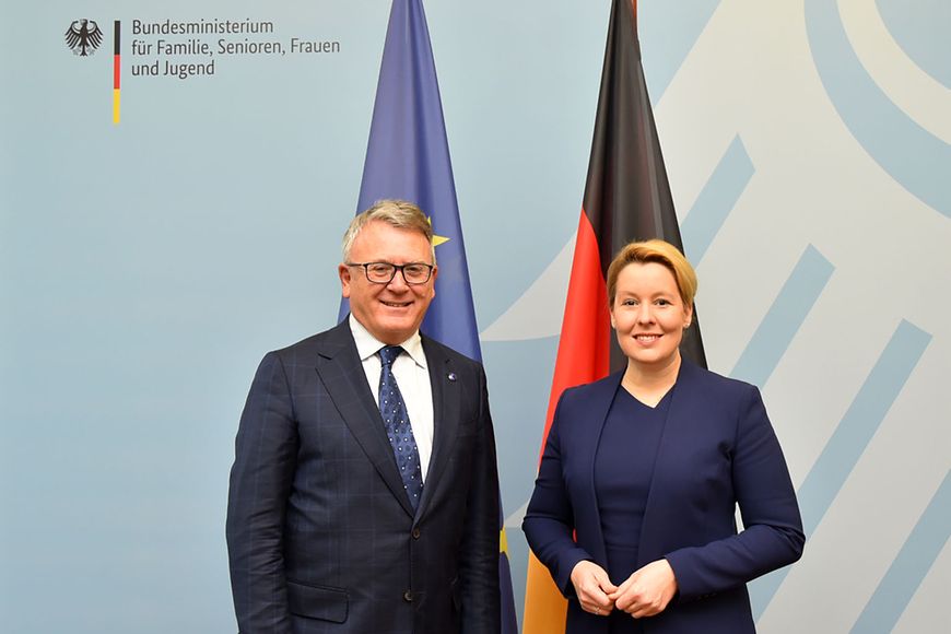 Nicolas Schmit und Dr. Franziska Giffey stehen vor einer blauen Wand