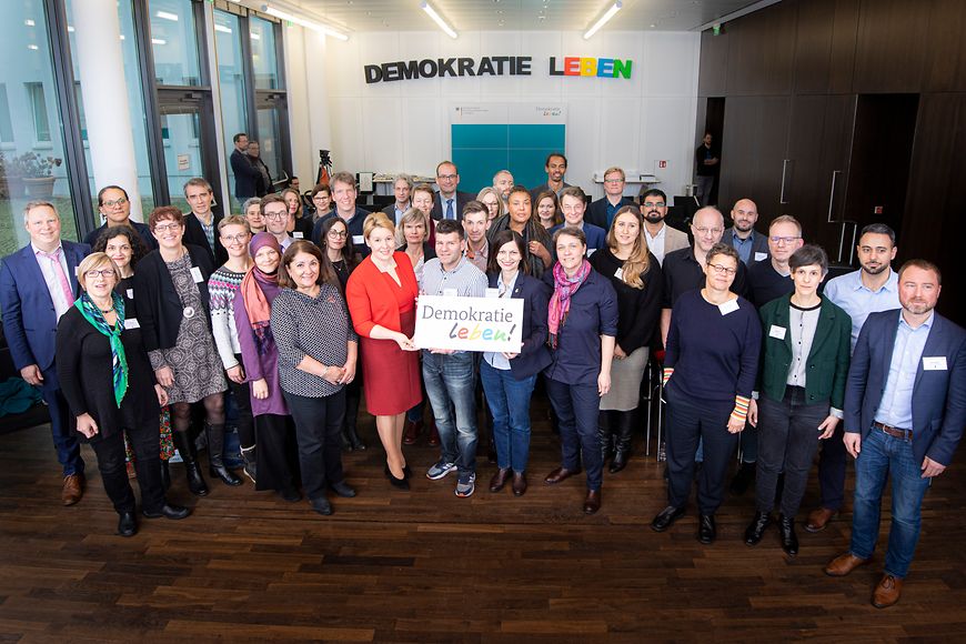 Dr. Franziska Giffey mit Vertreterinnen und Vertretern der 40 Träger im Bundesprogramm "Demokratie leben!"