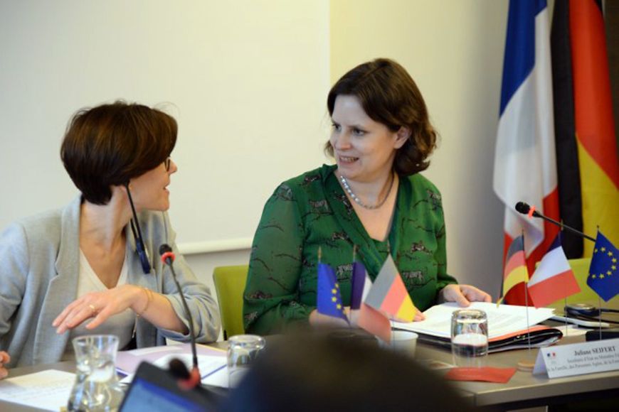Juliane Seifert und Christine Dubos blicken vom Balkon auf Paris 