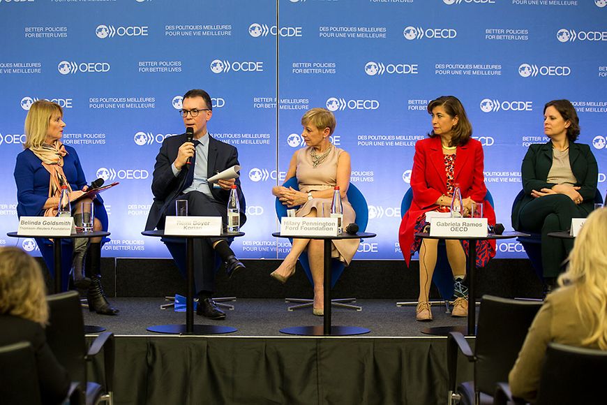 Staatssekretärin Juliane Seifert bei einer Paneldiskussion bei einer OECD-Konferenz in Paris.