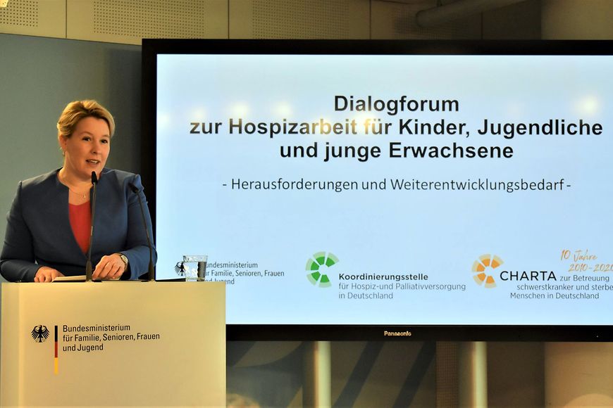 Dr. Franziska Giffey steht am Rednerpult 