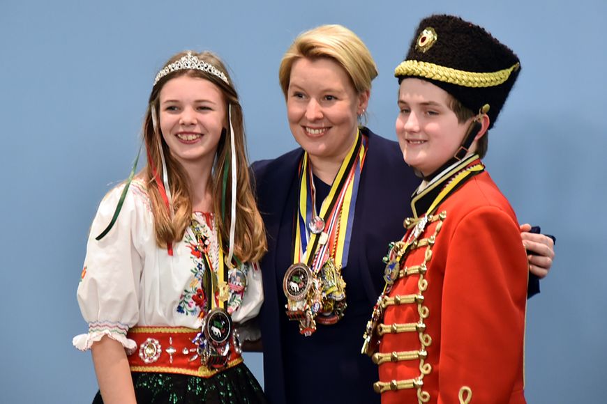 Die Bundesjugendministerin mit einem Kinderprinzenpaar