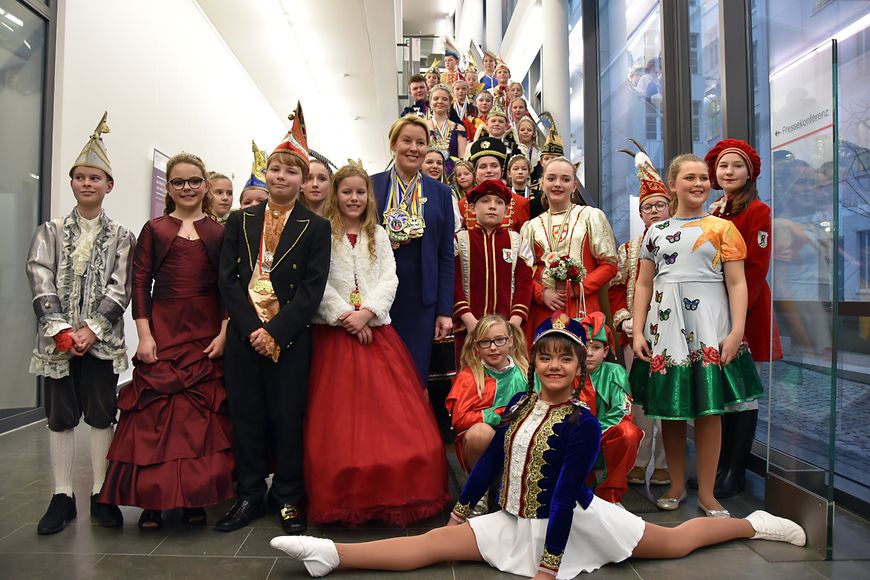 Dr. Franziska Giffey mit den jungen Karnevalistinnen und Karnevalisten