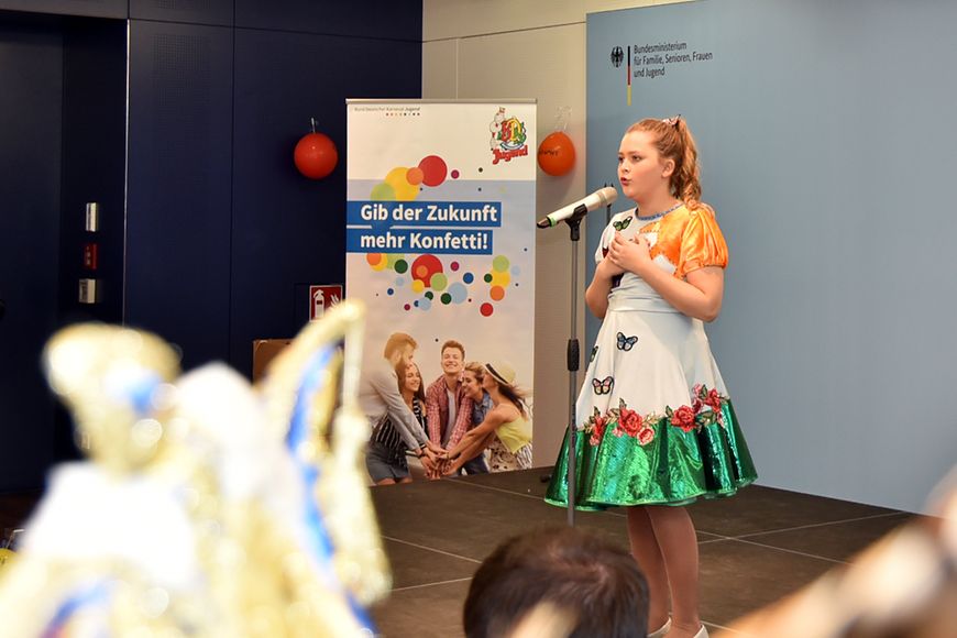 Eine junge Karnevalistin hält eine Büttenrede