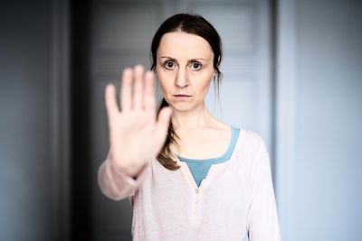 Eine zeigt mit den Händen "Stopp"