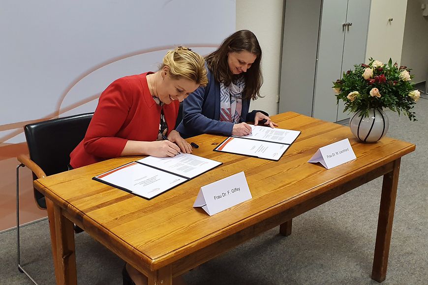 Dr. Franziska Giffey und Dr. Melanie Leonhard unterzeichnen die Vereinbarung