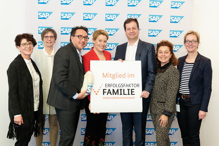 Gruppenfoto: Bundesfamilienministerin Dr. Franziska Giffey mit Vertreterinnen und Vertretern von SAP.