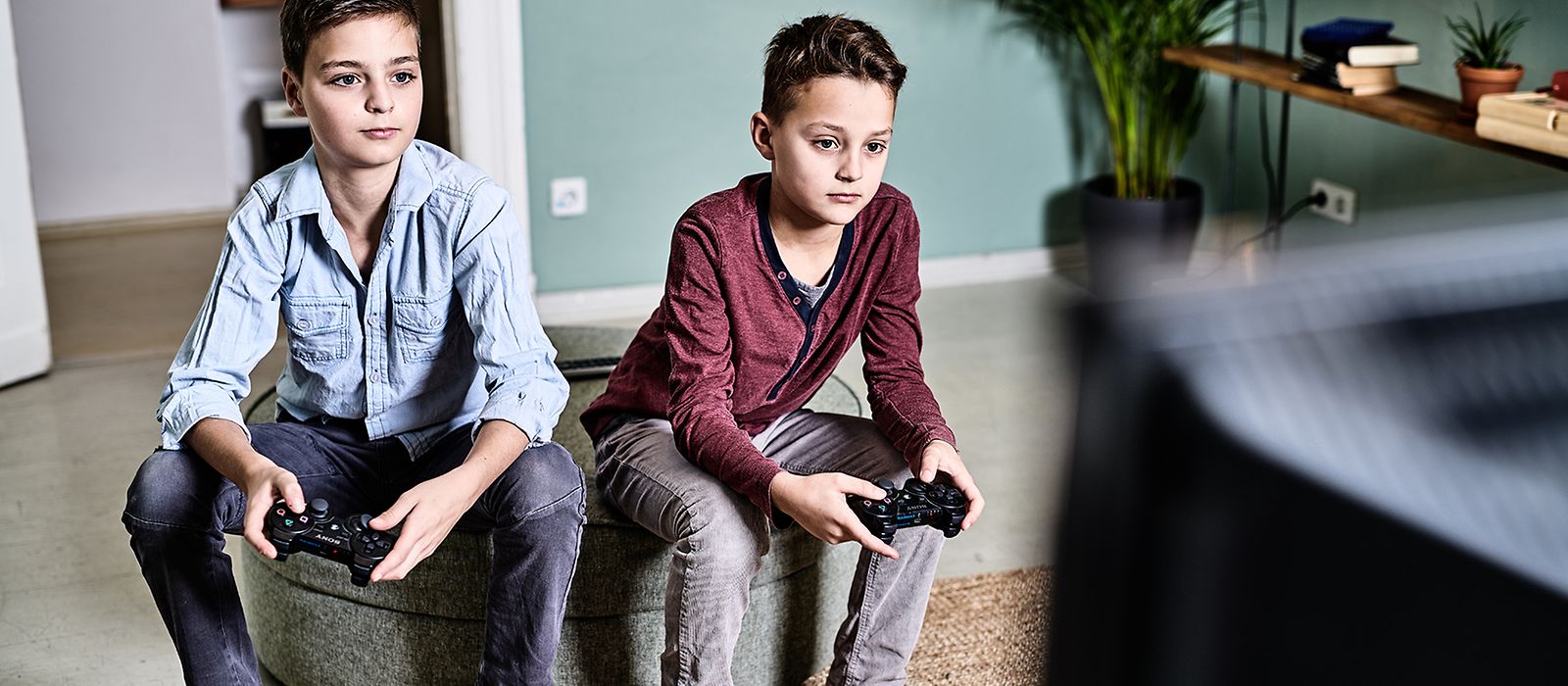 Zwei Jungen mit einer Spielekonsole