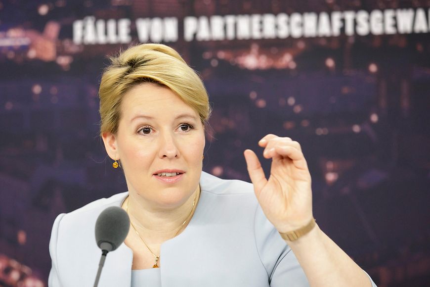 Dr. Franziska Giffey auf der Pressekonferenz zur Initiative "Stärker als Gewalt" vor einem Plakat zu Gewalt an Frauen