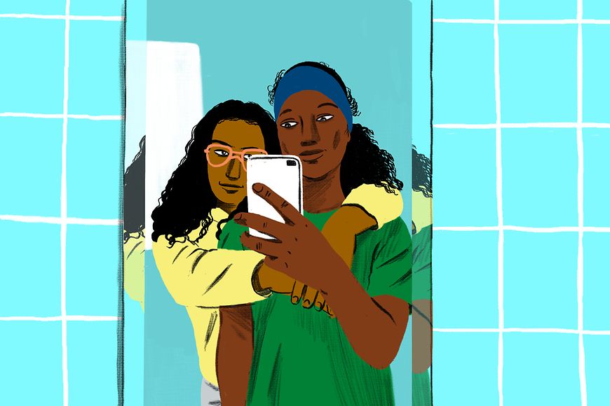 Zwei Frauen nehmen ein Selfie von sich auf. 