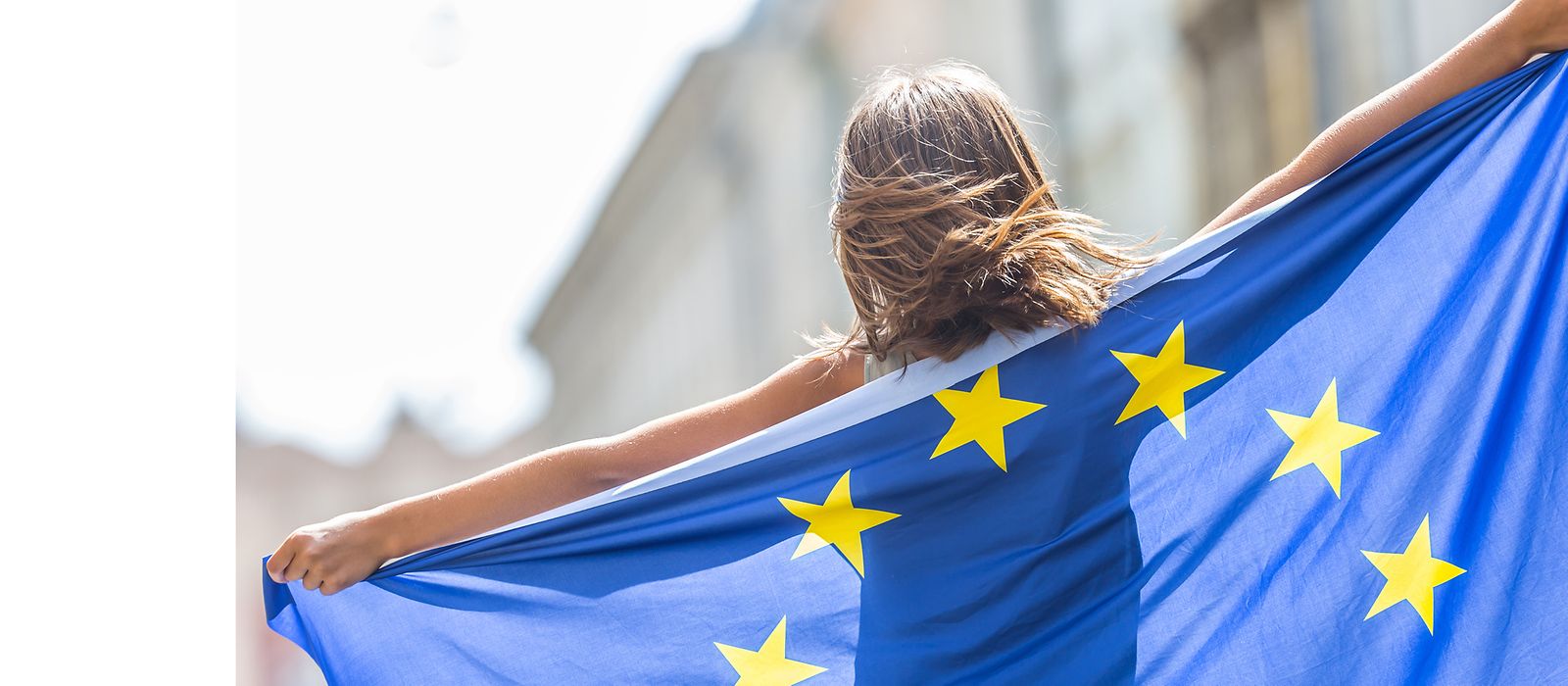 Eine Frau mit der Europa-Flagge