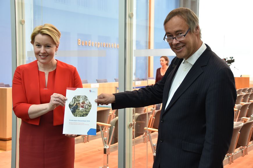 Das Bild zeigt Dr. Franziska Giffey und Thomas Krüger