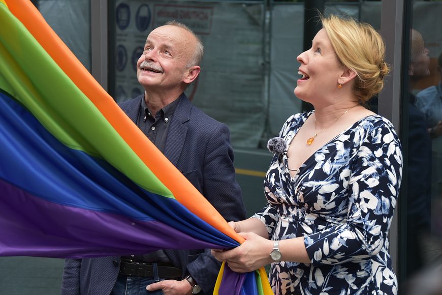 Dr. Franziska Giffey und Bernhard Franke hissen die Regenbogenflagge