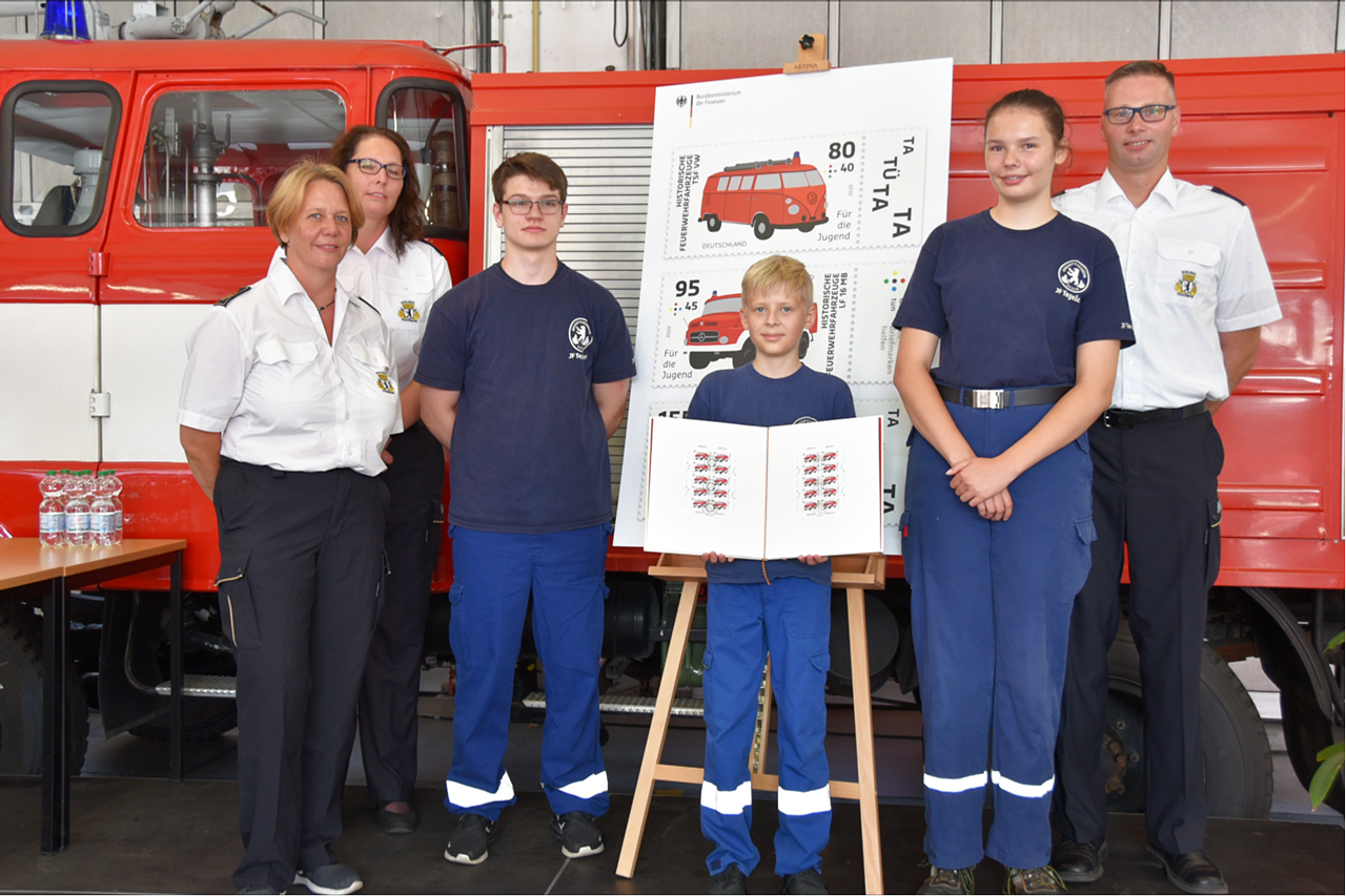 Jugendmarken 2020 bei der Präsentation in der Feuerwache Tegel mit Feuerwehrleuten