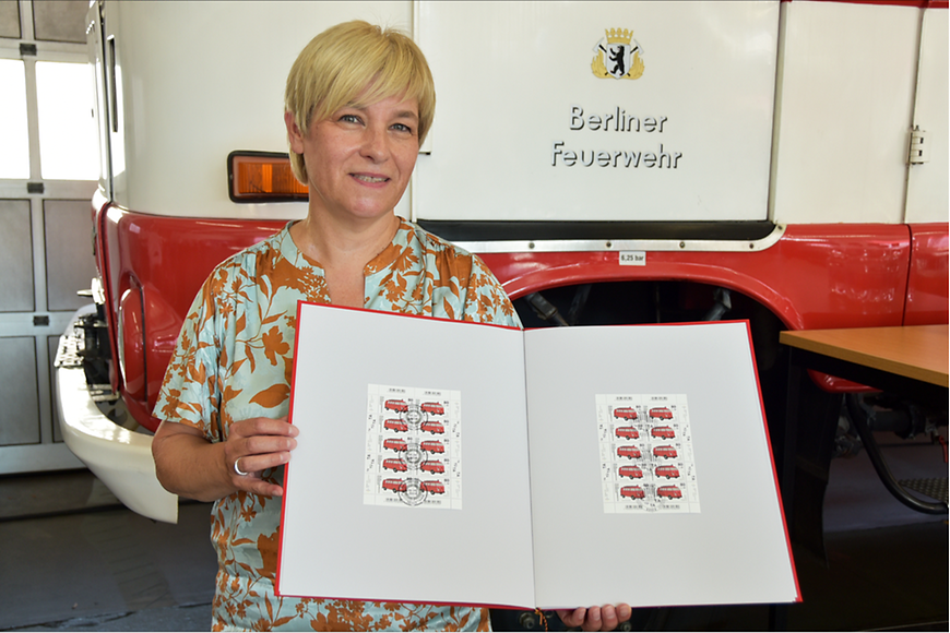 Caren Marks zeigt die Jugendmarken 2020 vor einem Berliner Feuerwehrauto