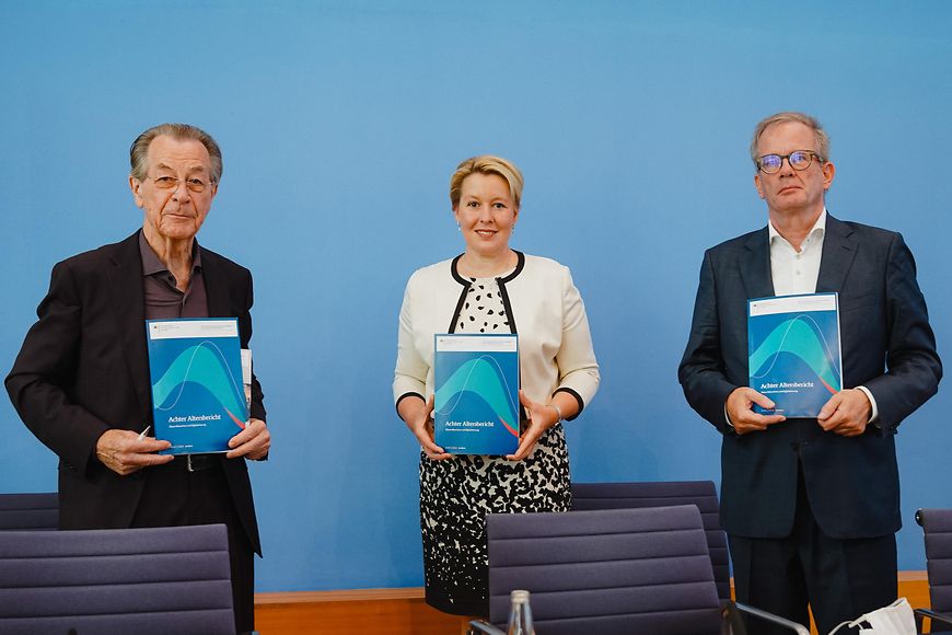 Franz Müntefering, Dr. Franziska Giffey und Professor Dr. Andreas Kruse halten den Achten Altersbericht in den Händen