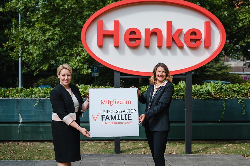Dr. Franziska Giffey und Sylvie Nicol zeigen die Tafel "Mitglied im Netzwerk Erfolgsfaktor Familie vor dem Henkel-Logo