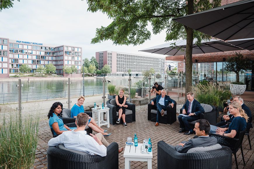 Diskussion im Duisburger Innenhafen