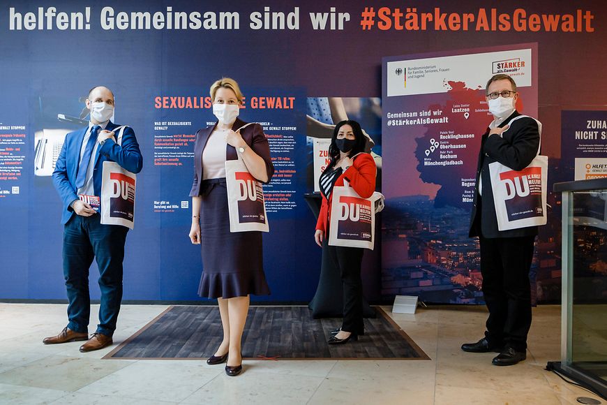 Dr. Franziska Giffey in den Wilmersdorfer Arcaden vor einer Wand mit der Aufschrift Stärker als Gewalt