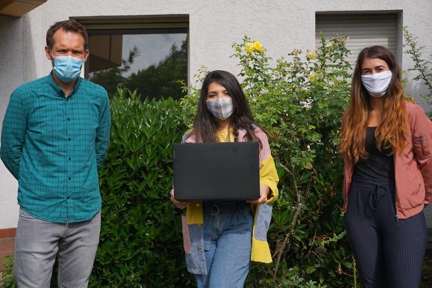 Jens Buschmeier und Sandra Ape (rechts) von der Bildungsberatung "Garantiefonds Hochschule" und Stipendiatin Ranim Kordy 