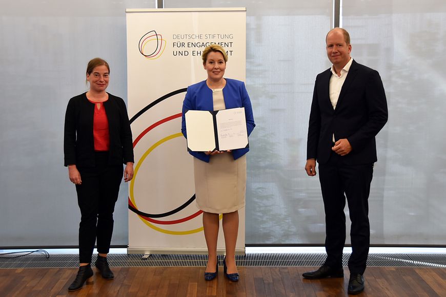 Dr. Franziska Giffey, Katarina Peranic und Jan Holze mit dem Beschluss der Deutschen Stiftung für Engagement und Ehrenamt