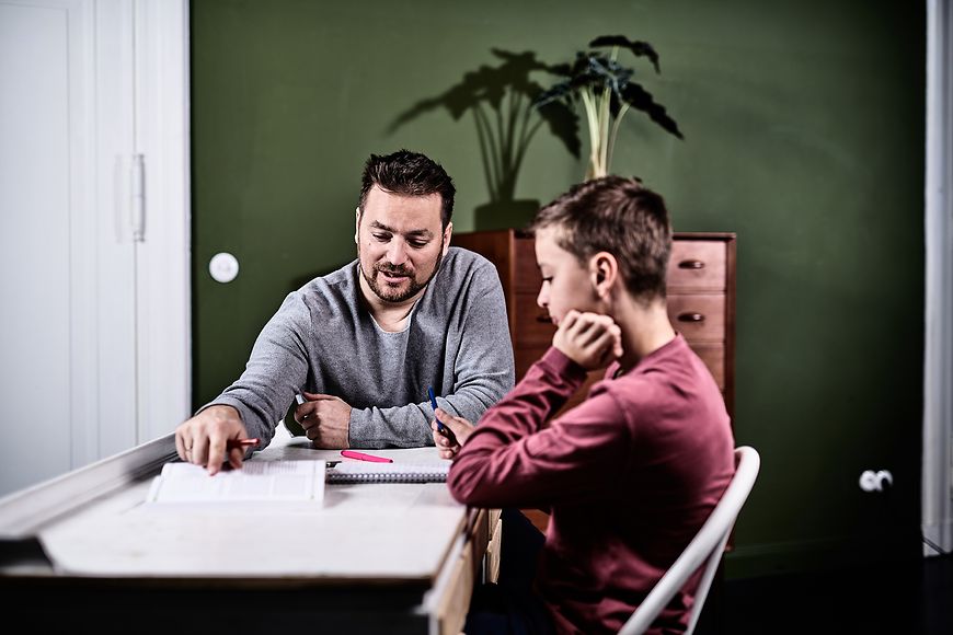 Ein Vater lernt zusammen mit seinem Sohn