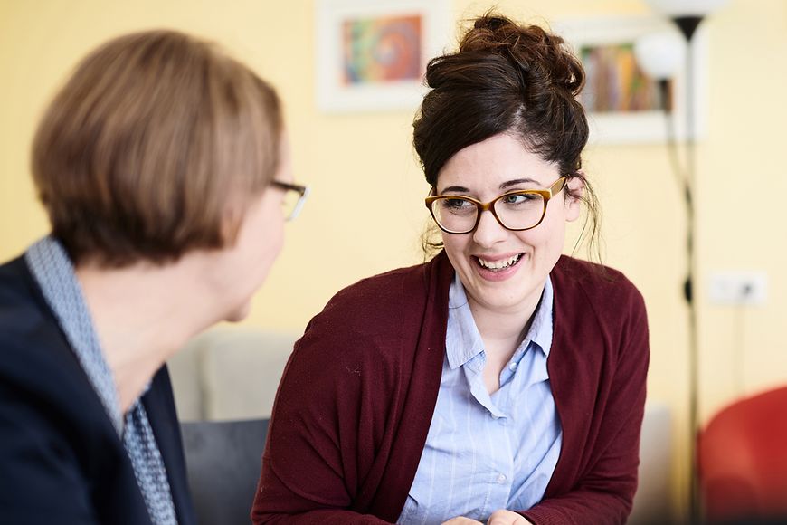 Zwei Frauen unterhalten sich