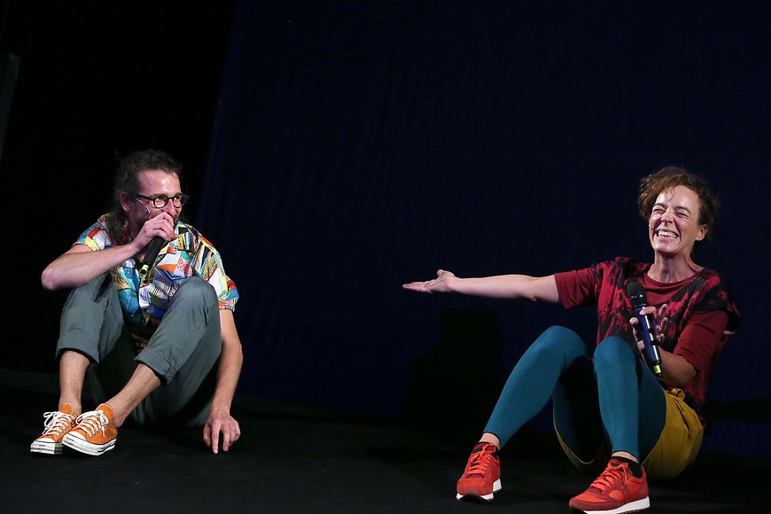 Schauspielerinnen und Schauspieler auf einer Theaterbühne.