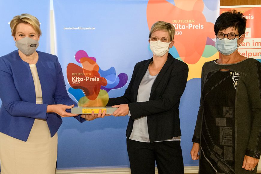 Dr. Franziska Giffey und zwei Vertreterinnen der Kita Güstener Spatzen erhalten ihren Deutsche Kita Preis