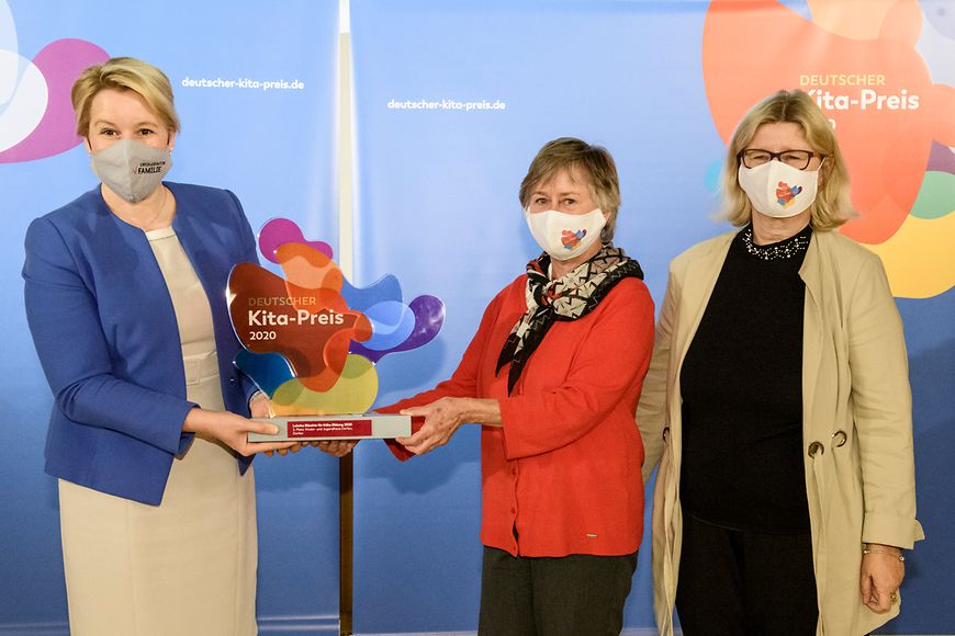 Dr. Franziska Giffey mit den Preisträger des Deutschen Kita-Preises