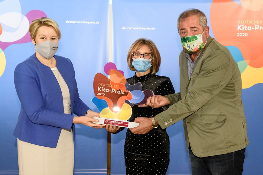 Dr. Franziska Giffey mit den Preisträger des Deutschen Kita-Preises