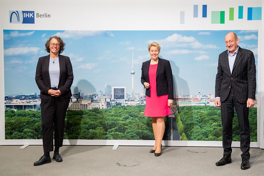 Dr. Beatrice Kramm, Dr. Franziska Giffey und Jan Eder vor einem IHK-Aufsteller