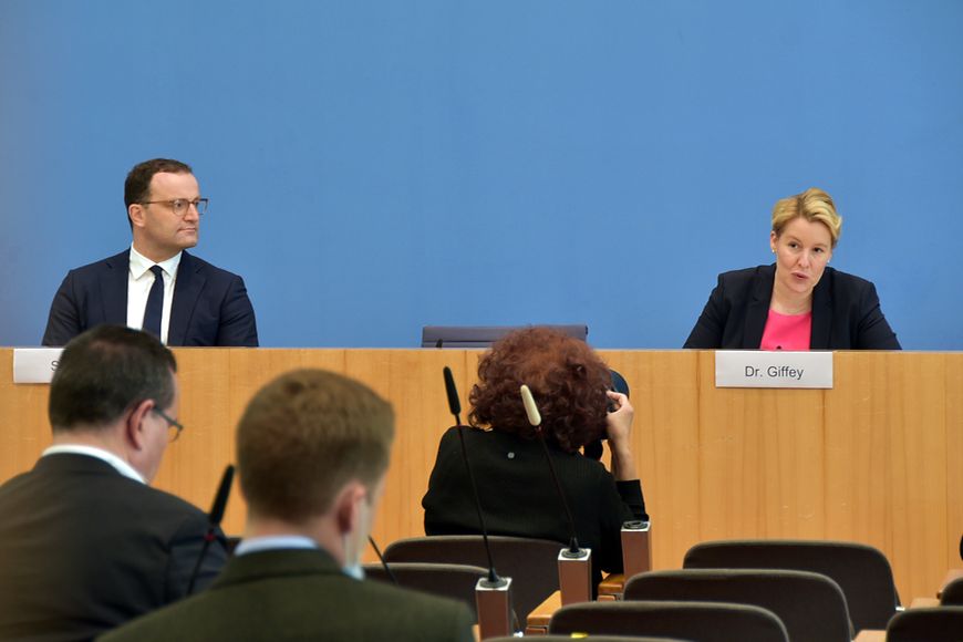 Dr. Franziska Giffey und Bundesgesundheitsminister Jens Spahn in der Bundespressekonferenz