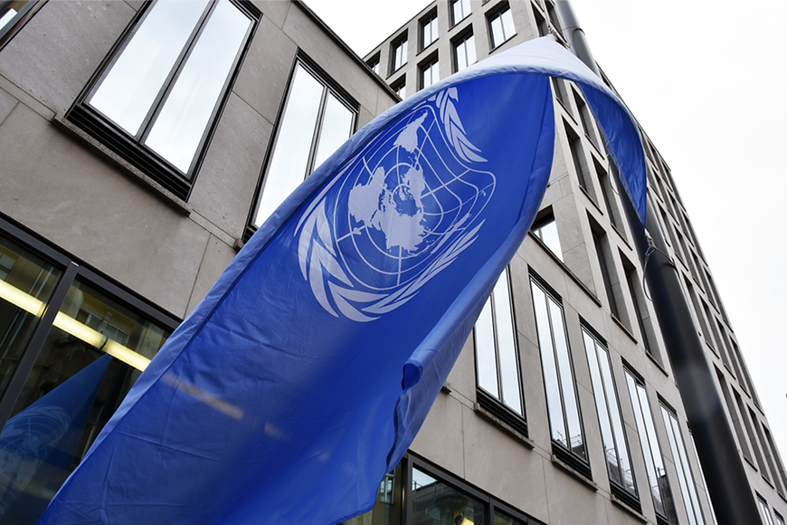 Die Flagge der Vereinten Nationen am Gebäude des Bundesfamilienministeriums