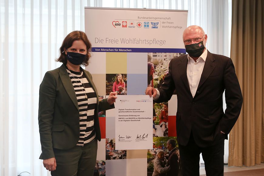 Juliane Seifert und Dr. Ulrich Schneider bei der Unterzeichnung der gemeinsamen Erklärung der freien Wohlfahrtspflege