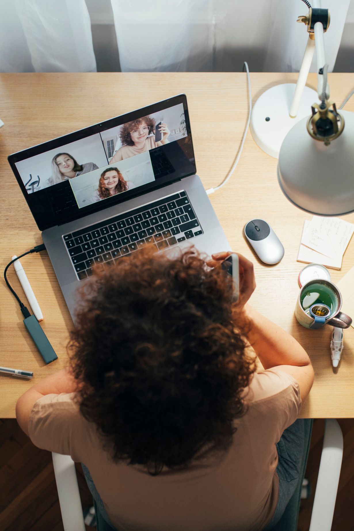 1 Frau per Videokonferenz am Schreibtisch