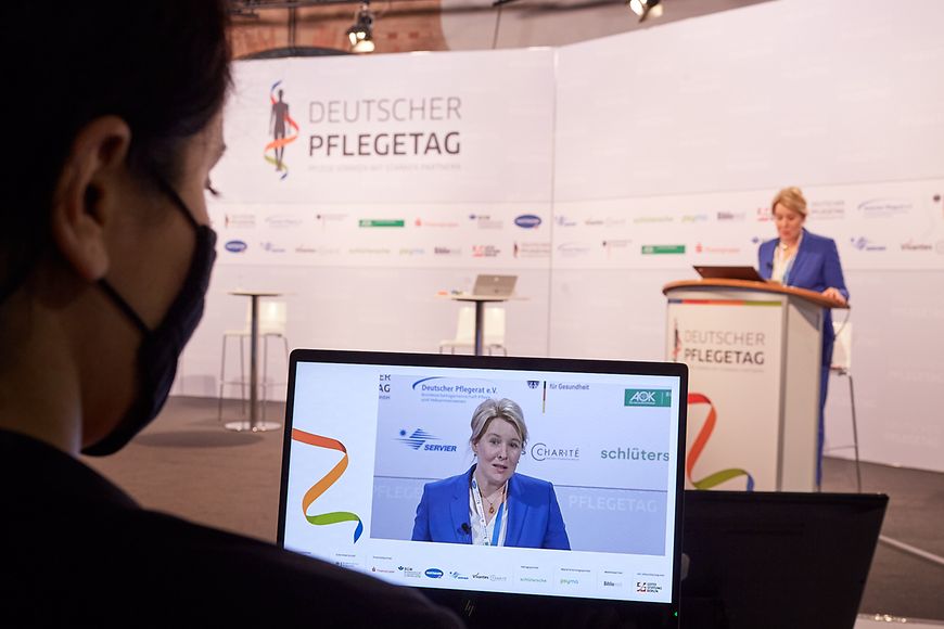 Franziska Giffey am Redepult beim Deutschen Pflegetag