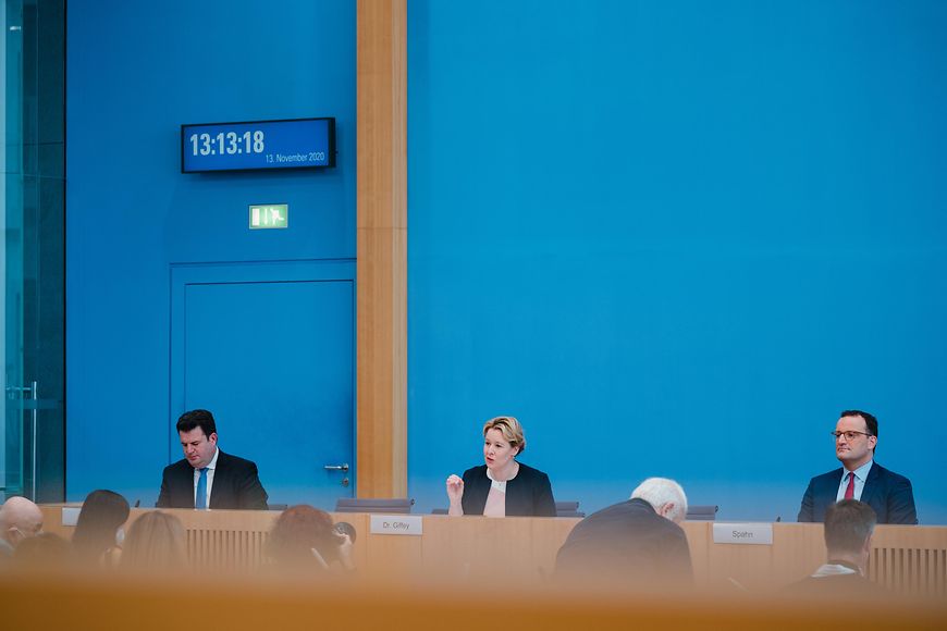 Hubertus Heil, Franziska Giffey und Jens Spahn stellen den Umsetzungsbericht zur Konzertierten Aktion Pflege vor
