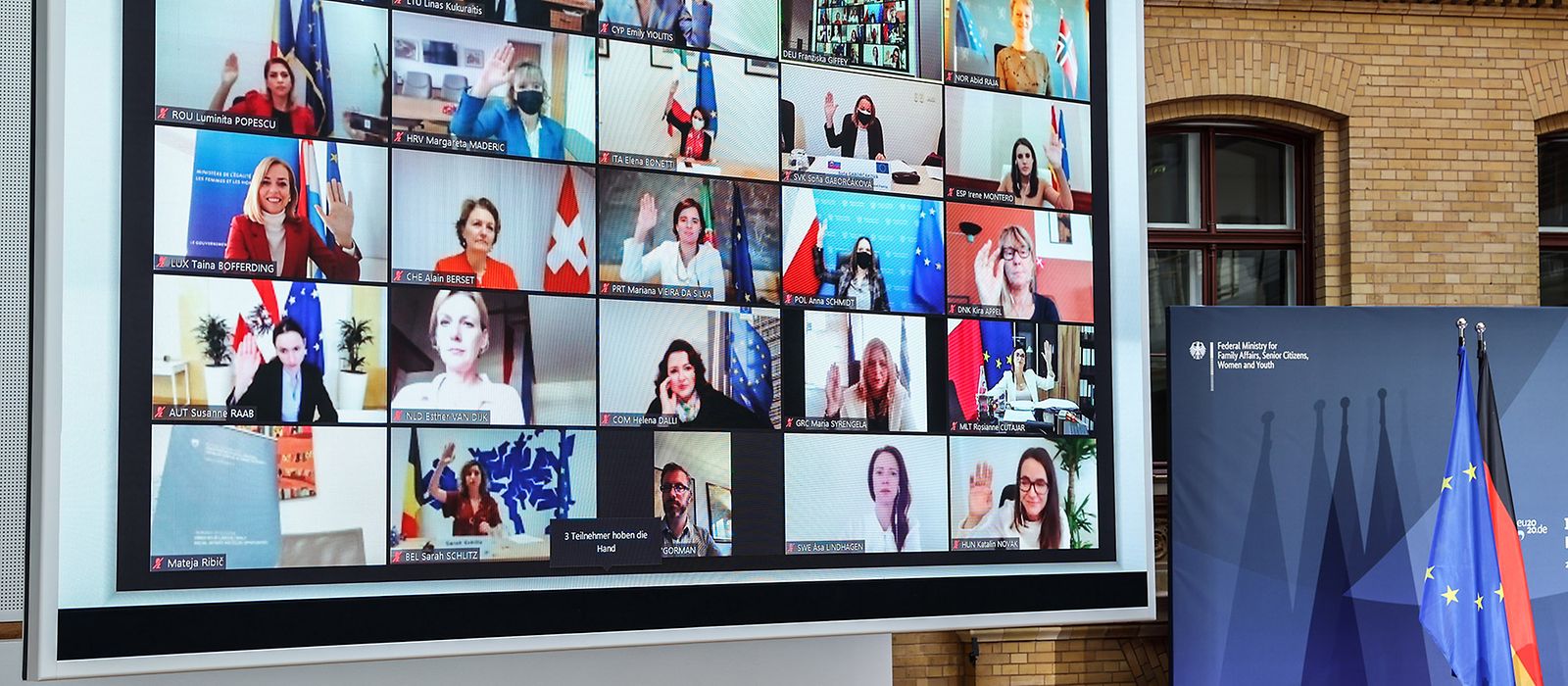 Das Foto zeigt Teilnehmerinnen und Teilnehmer einer digitalen Konferenz