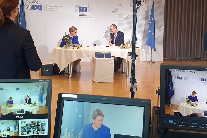 Franziska Giffey im Gespräch mit einem Botschafter 
