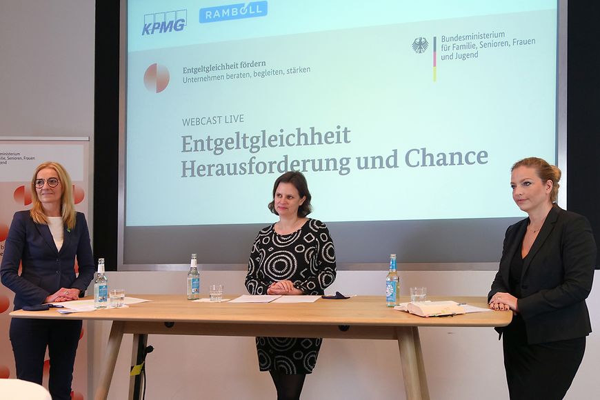 Eine junge Frau mit ihren Arbeitskollegen